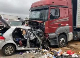 Tragédia: 06 pessoas da mesma família morrem após colisão com carreta em  Minas Gerais