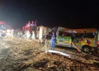 Tragédia - Confirmados 12 mortos em acidente com ônibus, caminhão e Van na BR 101 em Eunápolis. 25 pessoas ficaram feridas