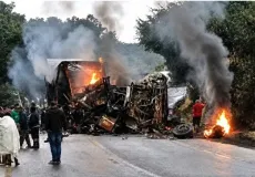 Tragédia em Minas: ônibus em chamas deixa vítimas fatais após colisão com carreta