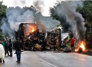 Tragédia em Minas: ônibus em chamas deixa vítimas fatais após colisão com carreta