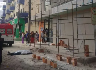 Tragédia em obra: operário morre após queda de andaime no centro de Teixeira de Freitas