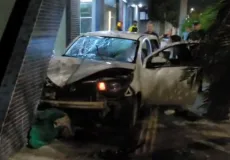 Tragédia em Teixeira de Freitas: Dois moradores de rua morrem atropelados por carro que invadiu calçada