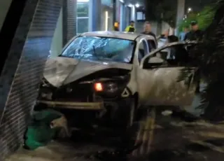 Tragédia em Teixeira de Freitas: Dois moradores de rua morrem atropelados por carro que invadiu calçada