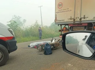 Tragédia na BA-284: colisão entre motocicleta e caminhão deixa um morto e um ferido grave