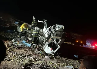 Tragédia na Bahia: 25 pessoas morrem em colisão entre ônibus de turismo e caminhão 