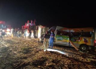 Tragédia na BR 101, Acidente com ônibus, caminhão de eucalipto e Van deixa vários mortos e muitos feridos em Eunápolis - Vídeos