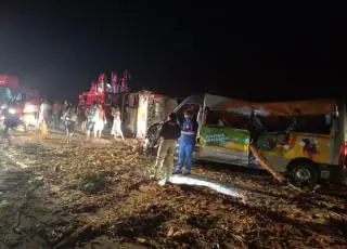 Tragédia na BR 101, Acidente com ônibus, caminhão de eucalipto e Van deixa vários mortos e muitos feridos em Eunápolis - Vídeos