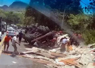Tragédia na BR-101: Motorista morre em acidente na "Curva da Morte" e carga é saqueada