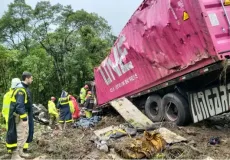 Tragédia na BR-376: Nove membros de equipe de remo morrem após container tombar sobre van no Paraná