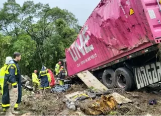 Tragédia na BR-376: Nove membros de equipe de remo morrem após container tombar sobre van no Paraná