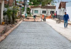 Transformação nas ruas da Vila Caraípe: Prefeitura de Teixeira de Freitas avança com pavimentação 