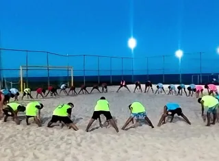 Treino movimenta atletas do Projeto Garotos do Futuro de Alcobaça na Arena de Beach Soccer Roniery Barbosa