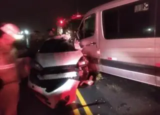 Três adolescentes morrem e quatro pessoas ficam feridas em acidente entre carro e van em Aracruz/ES