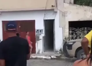 Três crianças morrem carbonizadas após mãe deixá-las sozinhas a noite, no interior da Bahia. 