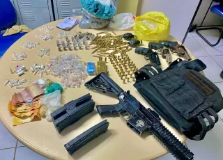 Três criminosos morrem em confronto com a polícia em Feira de Santana. Fuzil, granadas, revólveres e colete foram apreendidos