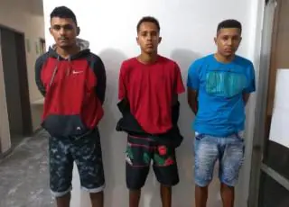Vídeo - Três homens são presos com simulacro de pistola. Eles pretendiam assaltar uma casa lotérica em Itamaraju