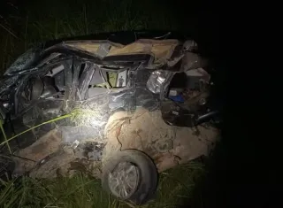 Três morrem após carro ser atingido ao tentar atravessar rodovia na Bahia