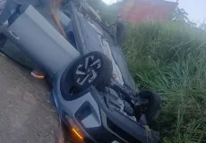 Três pessoas ficam feridas após carro sair da pista e capotar na BR-101 em Itamaraju