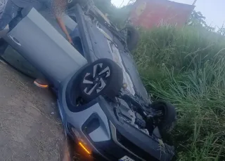 Três pessoas ficam feridas após carro sair da pista e capotar na BR-101 em Itamaraju