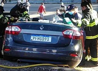 Três pessoas ficam feridas em acidente no centro de Eunápolis, uma ficou presa às ferragens