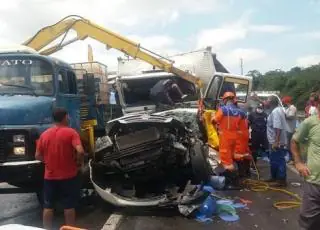 Três pessoas ficam gravemente feridas após acidente com quatro caminhões e um carro na BR 324