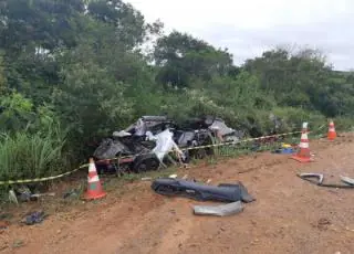 Três pessoas morrem após batida entre carro e caminhão na BR 116, sudoeste da Bahia
