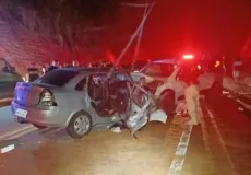 Três pessoas morrem após Saveiro invadir contramão e atingir Corsa na BR-101, em São Mateus