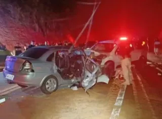 Três pessoas morrem após Saveiro invadir contramão e atingir Corsa na BR-101, em São Mateus