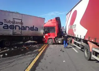 Três pessoas morreram em acidente entre 02 caminhões e 01 carreta na BR-116 na Bahia