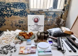Três pessoas  são presas pela PM com mais de 2kg de drogas, munições e 02 submetralhadoras em Itamaraju