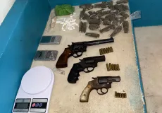 Três suspeitos morrem após confronto com a PM em Alcobaça; armas e drogas são apreendidas