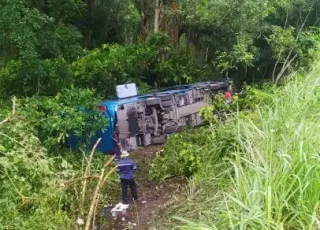 Treze pessoas ficam feridas após ônibus que saiu de Itabuna para Vitória/ES tombar em rodovia na 101 