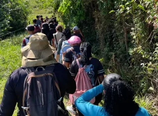 Trilha de 7 km marca atividade de integração com a natureza para alunos da Presidente Médici em Itamaraju