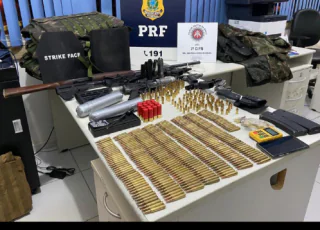Trio suspeito de roubos a bancos é detido com arsenal de guerra na BR 101 em Itabela