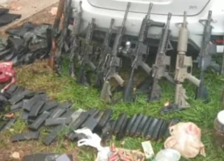 Troca de tiros com polícia deixa 25 suspeitos de mega-assaltos mortos