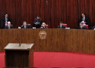 TSE aplica multa a responsáveis por propaganda eleitoral antecipada em outdoor em favor de Jair Bolsonaro