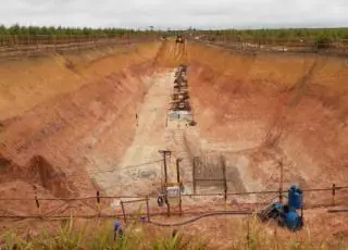 Túnel em construção em Itabatã pra via exclusiva da Suzano vai tirar tráfego de carretas madeireiras da BR-101