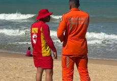 Turista mineiro desaparece no mar de Prado; bombeiros seguem nas buscas