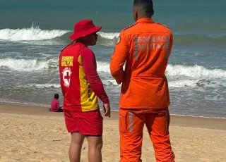 Turista mineiro desaparece no mar de Prado; bombeiros seguem nas buscas