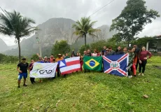 Turistas exploram trilha de 16km na região do Monte Pescoço