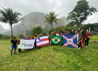Turistas exploram trilha de 16km na região do Monte Pescoço