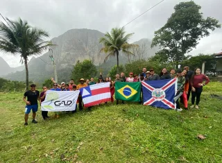 Turistas exploram trilha de 16km na região do Monte Pescoço