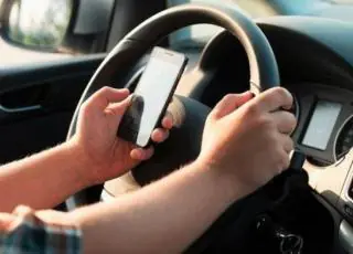 Um em cada cinco brasileiros afirma dirigir usando o celular, informa pesquisa do Ministério da Saúde