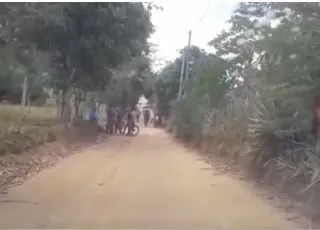 Um jovem é morto e outro baleado por criminosos na cidade de Medeiros Neto