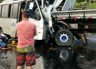 Um morto e 20 feridos em acidente entre caminhão e micro-ônibus no interior da Bahia