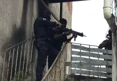 Um suspeito morre e mais de 30 são presos em operação da Polícia Civil da Bahia contra o Comando Vermelho