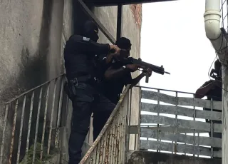 Um suspeito morre e mais de 30 são presos em operação da Polícia Civil da Bahia contra o Comando Vermelho