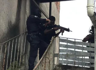 Um suspeito morre e mais de 30 são presos em operação da Polícia Civil da Bahia contra o Comando Vermelho