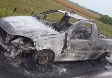 Uma pessoa morre carbonizada dentro do veículo na BR 418, próximo ao aeroporto de Caravelas