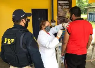 Unidades Operacionais da PRF na Bahia recebem pontos de vacinação contra a gripe para os caminhoneiros